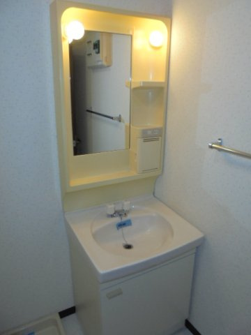 ナイス・アローメイクの洗面所|ゆったりとスペースのある洗面所