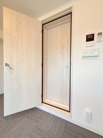 WHARF bo-on 住吉の内装|防音室の入り口は二重扉で仕切られています。