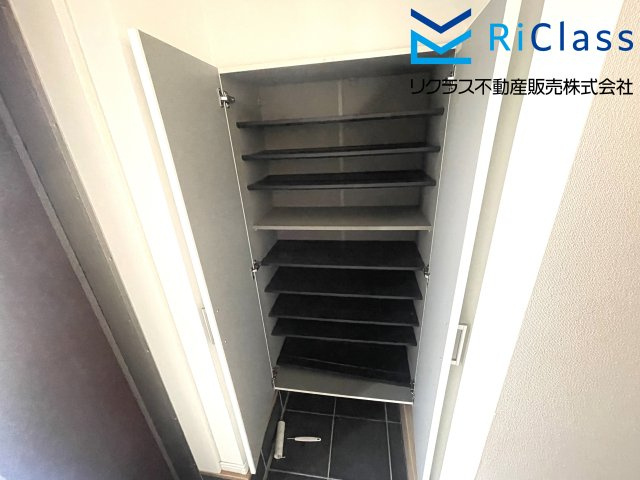 中古戸建　神戸市兵庫区荒田町4丁目1の玄関|収納もある玄関です