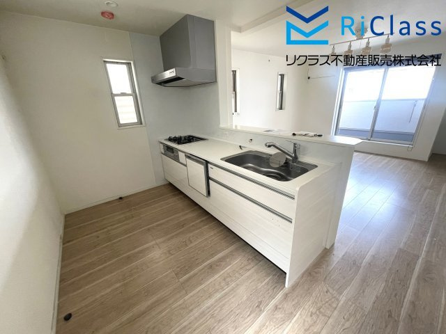 中古戸建　神戸市兵庫区荒田町4丁目1のキッチン|システムキッチンには食器洗い乾燥機付きです