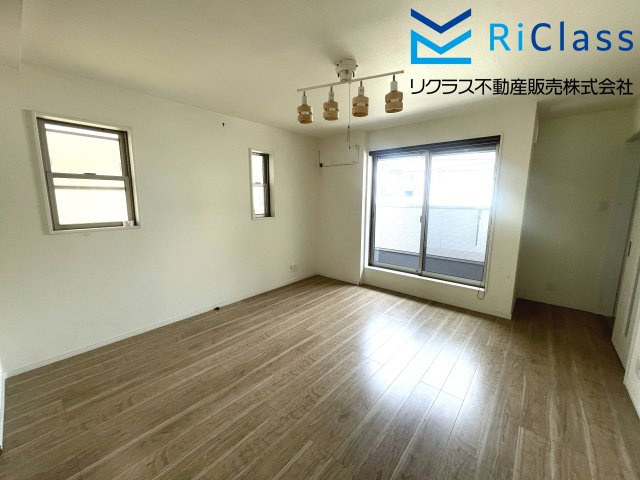 中古戸建　神戸市兵庫区荒田町4丁目1の居間・リビング|ゆったりとしたリビングです