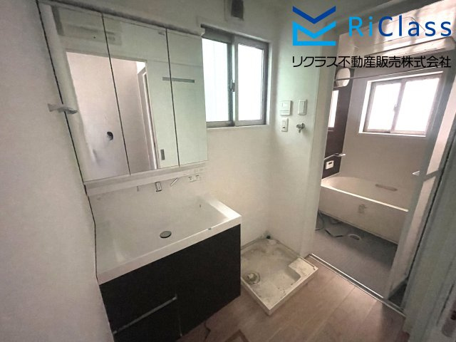 中古戸建　神戸市兵庫区荒田町4丁目1の独立洗面台|独立洗面台、朝の身支度には欠かせません
ランドリースペースあります