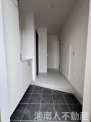 鎌倉市今泉台７丁目９００－１１９新築戸建の玄関|明るい玄関です