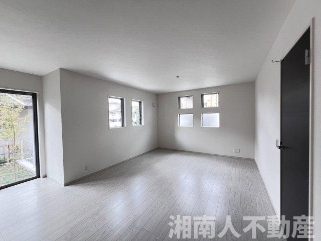 鎌倉市今泉台７丁目９００－１１９新築戸建の居間・リビング|使いやすい居間です