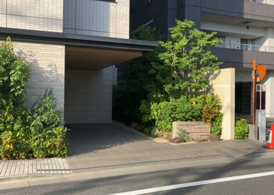 【庭】 | ルネ八王子トレーシア | 物件によっては、入居者が個人的に使用できる専用庭がついているものもあります。また、住宅の中にある土間の部分を庭と呼ぶこともあります。庭の用途は住む人によって変わり、それによってデザインもさまざまです。