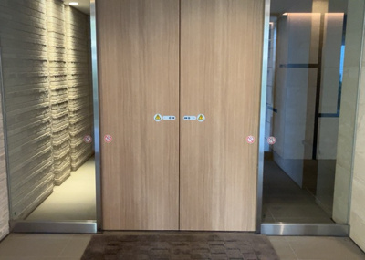 【エントランス】 | ルネ八王子トレーシア | マンションのエントランスには、もともと風よけや防犯の役割がありますが、マンションによって宅配ボックスなどの設備が備わっている所もあります。日々の生活をイメージしながら生活しやすさをチェックしましょう。