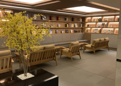 【ロビー】 | ルネ八王子トレーシア | ラウンジは、マンションの共用スペースに椅子やテーブルなどを配置した利用者が寛げる空間です。屋内型ラウンジと屋外型ラウンジがあります。共用部分の管理状況と合わせて、詳細については現地でご確認ください。