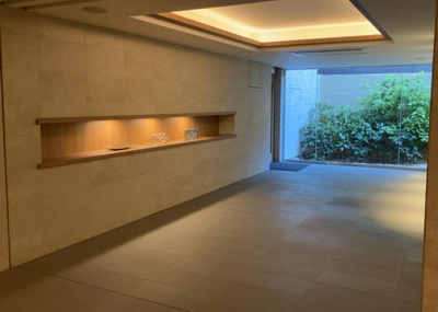 【ロビー】 | ルネ八王子トレーシア | ロビーというと、エントランスと何がちがうの？と思いますよね。実はロビーとエントランスには明確な決まりはありません。物件によっては、エントランスを入って広がるある程度の広さのある空間がロビーとなります。