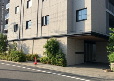 【外観】 | ルネ八王子トレーシア | 隣家の土地はどうなっているのか、生活利便施設が近くにあるのか、学校まで近いかなど、お客様のライフスタイルにあわせたイメージが重要です。また、近くにあると困る施設が近くにないかも確認するといいでしょう。