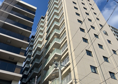 【外観】 | ルネ八王子トレーシア | 道幅が広い場所は日当たりや風通が良好です。幅が広いのですれ違いも可能ですし大きな車でも駐車可能！一方で、大型車が通ることも多くなるため交通量の増加により騒音に繋がります。また土地の値段が高くなります。