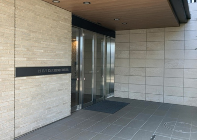 【玄関】 | ルネ八王子トレーシア | 玄関は家の顔でもあり、家族以外の目にも止まる場所です。玄関は外との間を仕切る扉、靴などをしまっておく収納スペース、靴脱ぎのたたきスペース、来客とのやり取りをするドアホンなど複数のアイテムからなります。