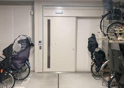 【内装】 | ルネ八王子トレーシア | 共有部分は、住民なら誰もが使える設備のこと。例えば駐車場やエレベーター、インターネット設備、セキュリティ設備などがあります。他にも、マンションの廊下・外部階段やエントランス・ゴミ置き場などがあります。