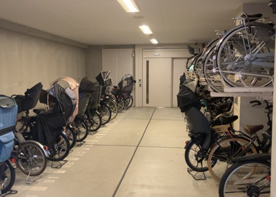 【駐車場】 | ルネ八王子トレーシア | 車一台あたりに必要なスペースは、標準サイズの普通自動車で横幅2m50cm、長さ5mは必要になります。ただし、乗降のことも考慮して横幅3m30cm、長さ5m50cmほどは確保できるところを選びましょう。