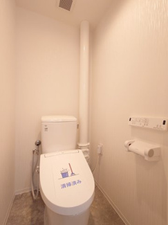 【トイレ】 | とみおか住宅3号棟4階 | 冬場でも暖かい暖房便座を導入しております。