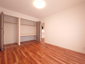 【洋室】 | とみおか住宅3号棟4階 | 奥行のあるクローゼットで来客用の寝具も収納できます。