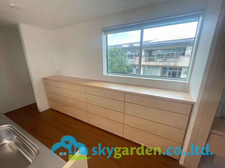 藤沢市辻堂東海岸2丁目　中古戸建のキッチン|大容量の食器棚