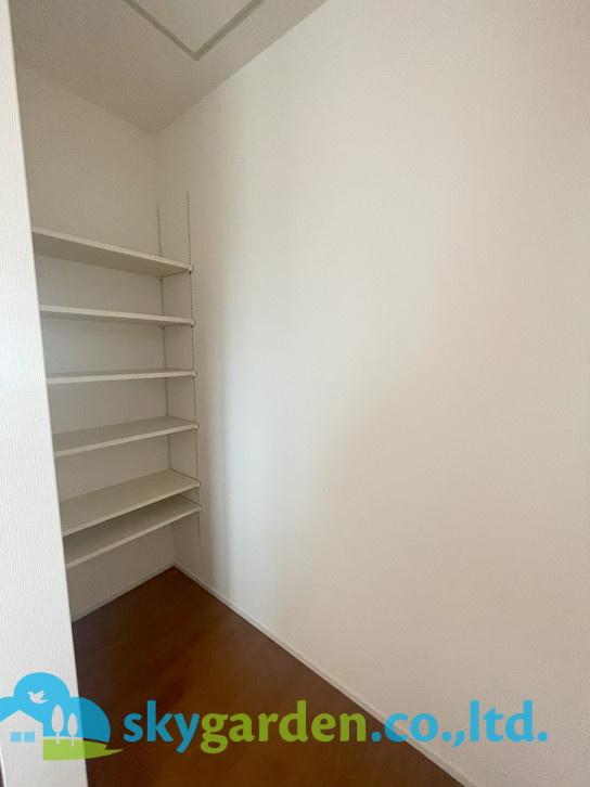 藤沢市辻堂東海岸2丁目　中古戸建のその他|キッチン横、食納戸
お家自体のいたるところに収納スペースあり