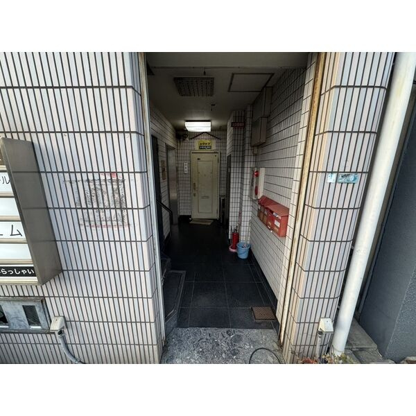 大阪市港区港晴３丁目の店舗一部のエントランス