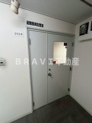 トウセン本町橋ビル　BRAVI不動産の玄関|【トウセン本町橋ビル】入口です