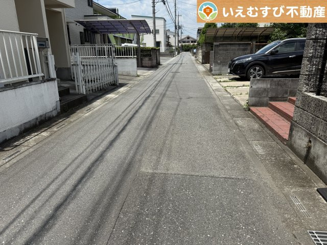 熊谷市月見町　中古戸建の前面道路含む現地写真