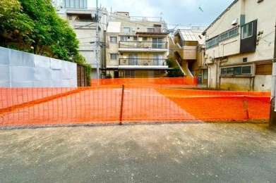 南青山1丁目・売地の前面道路含む現地写真