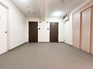 【その他共用部分】 | マンションの共用廊下です。きれいに清掃されています。周囲のお部屋の様子も、ぜひ伺ってみてください。～即日のご見学可能～　お問合せはお気軽にどうぞ。