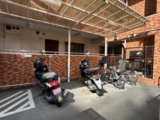 【駐車場】 | バイク置き場。空き区画の有無や駐輪料金、サイズおよび排気量規定などについては、改めてお問い合わせください。～即日のご見学可能～　お問合せはお気軽にどうぞ。
