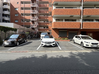 【駐車場】 | マンションの駐車場スペース。空きの有無や駐車料金、サイズ規定などについては、改めてお問い合わせください。～即日のご見学可能～　お問合せはお気軽にどうぞ。