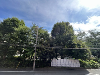 【展望】 | 眼前に広がる空の雄大さと、このお部屋の自慢の一つである「眺望」をご覧ください。毎日、この景色を独り占めできる新生活に夢が広がります。～即日のご見学可能～　お問合せはお気軽にどうぞ。