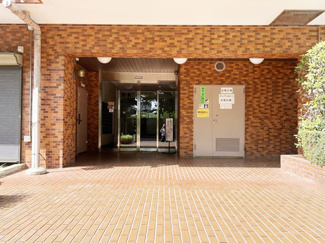 【エントランス】 | マンションの正面エントランス。出入りする人間を癒してくれるマンション入り口であり、その建物の「顔」でもあります。～即日のご見学可能～　お問合せはお気軽にどうぞ。
