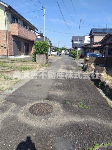 ６５５６２　関市小屋名中古戸建ての前面道路含む現地写真