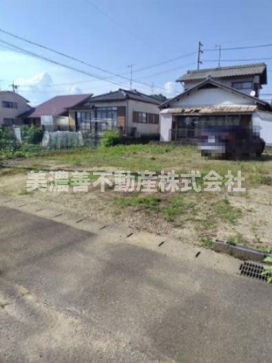 ６５５６２　関市小屋名中古戸建ての前面道路含む現地写真
