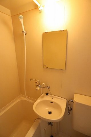 ルミネント牛浜の洗面所|写真は同建物の別部屋を参考に掲載しております。