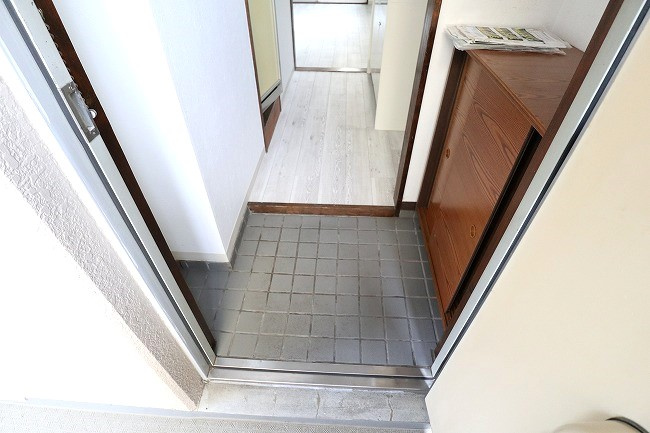 ルミネント牛浜の玄関|写真は同建物の別部屋を参考に掲載しております。