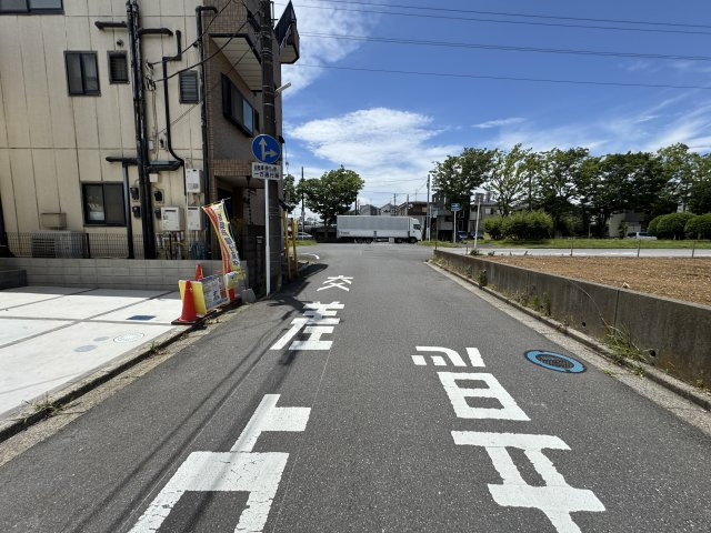 松戸市小金原８丁目新築戸建【貝の花小学校：5分】の前面道路含む現地写真|北西側前面道路・幅員約6ｍ