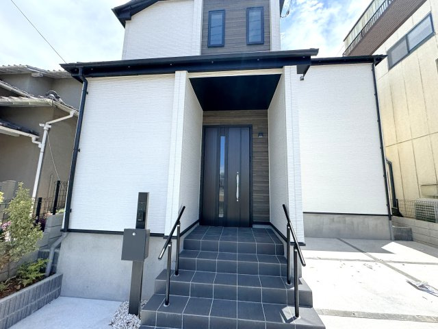 松戸市小金原８丁目新築戸建【貝の花小学校：5分】のエントランス|エントランス・玄関ポーチ