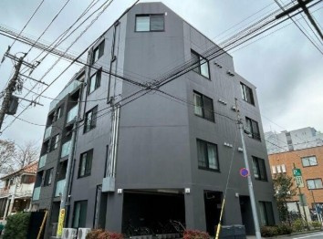 【外観】 | コンポジット荻窪ラシクラス | 鉄筋コンクリート造のがっちりとした建物。