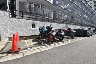 【駐車場】 | バイク置き場。空き区画の有無や駐輪料金、サイズおよび排気量規定などについては、改めてお問い合わせください。～即日のご見学可能～　お問合せはお気軽にどうぞ。