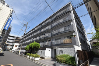 【外観】 | 手入れの行き届いた外壁やエントランスなど、「見ればわかる」レベルで清潔感を保ったマンションです。築年数を感じさせない姿で皆様をお出迎えします。～即日のご見学可能～　お問合せはお気軽にどうぞ。