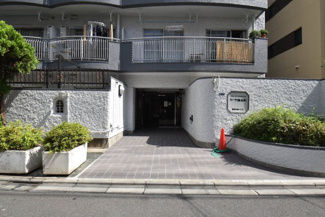 【エントランス】 | オートロックを備えた、マンションのエントランス。やはりセキュリティの観点は欠かすことができません。皆様を“安全”に送り出し、出迎えてくれます。～即日のご見学可能～　お問合せはお気軽にどうぞ。
