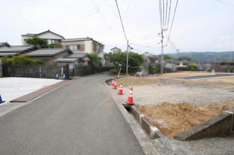 福井町　建築条件付き　売土地　Ｅ号地（全5区画）　の前面道路含む現地写真