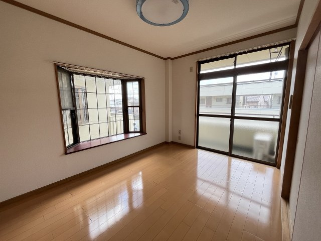 ルナハイツ Part 2の洋室|出窓がございます　照明付き