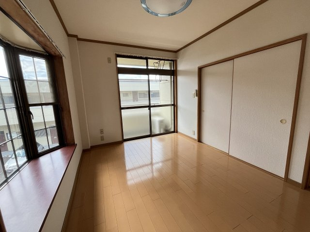 ルナハイツ Part 2の洋室|出窓がございます　照明付き