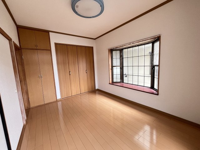 ルナハイツ Part 2の洋室|出窓がございます　照明付き