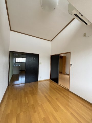 ルナハイツ Part 2の居間・リビング|おしゃれな勾配天井