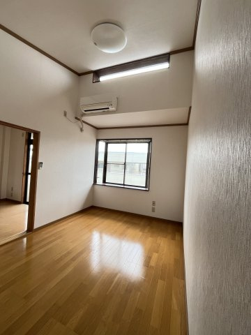 ルナハイツ Part 2の居間・リビング|おしゃれな勾配天井