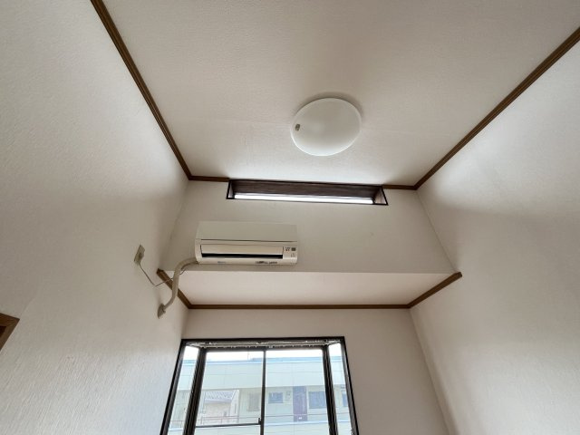 ルナハイツ Part 2の居間・リビング|おしゃれな勾配天井