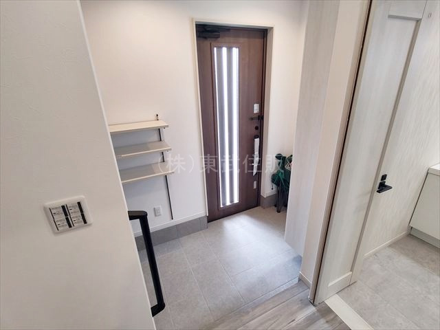 【玄関】 | 川越市志多町R６　A号棟　全１棟 | 明るく広い玄関です