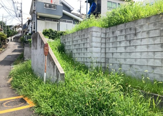 【外観】 | 土地の形が極端に長細かったり、狭小地、あるいは道路との高低差がある傾斜地だった場合、後々売ろうとしても買い手がつかない場合もあります。後々、売却することになった時に価値の下がらない土地を選びましょう。