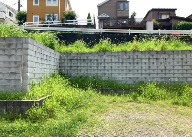 【外観】 | 家を建てる場合、方位は要チェックです。現実的に日当たりのよい家ならばリビングは南側、建築基準法でも北側に当たる家への配慮は求められています。土地を見学に行く際は、方位磁針を持って行くようにしましょう。